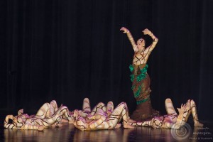 Momento de la actuación de la categoría Small group con la coreografía Raíces