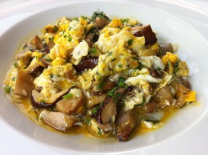 huevos con boletus