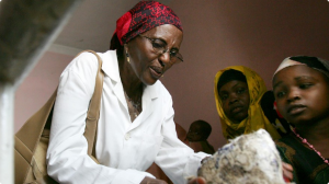 100412-shows-bgr-Dr-Hawa-Abdi-gives-aid