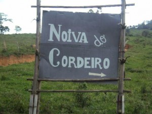 Aviso-de-llegada-al-pueblo-Foto_dzai.com_.br_